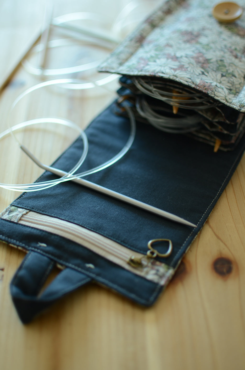 Circular knitting needle organizer