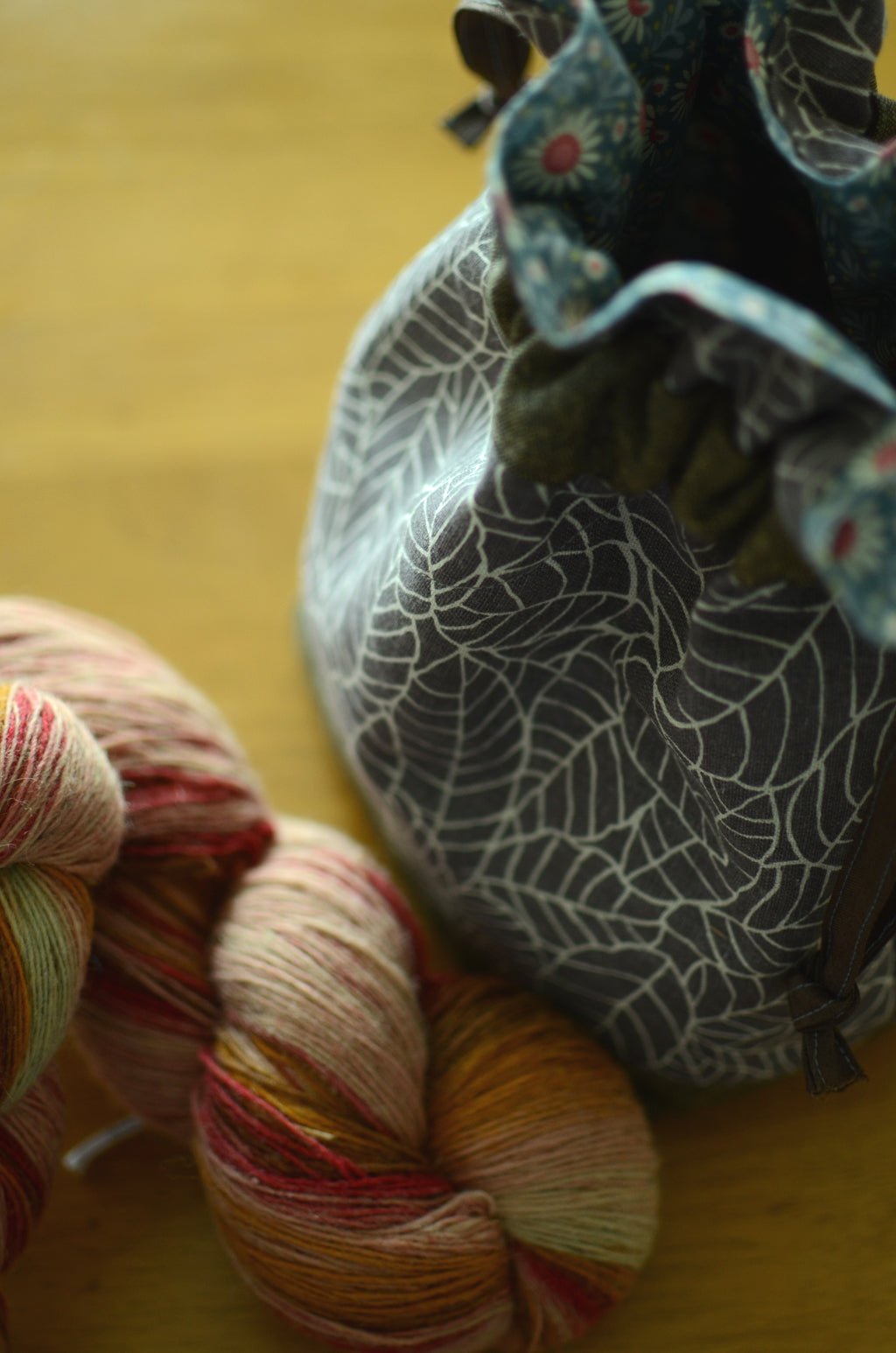 Project bag/ print on natural linen/ zipper pocket for accessories/ Grey leaves