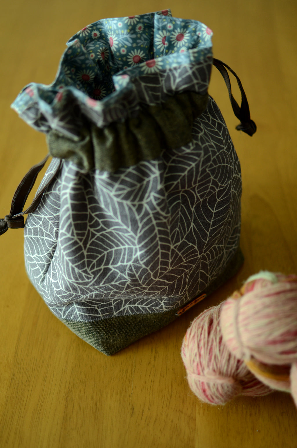 Project bag/ print on natural linen/ zipper pocket for accessories/ Grey leaves