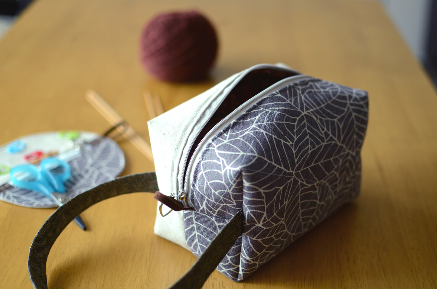 Project bag with carrying handle/ zipper box style