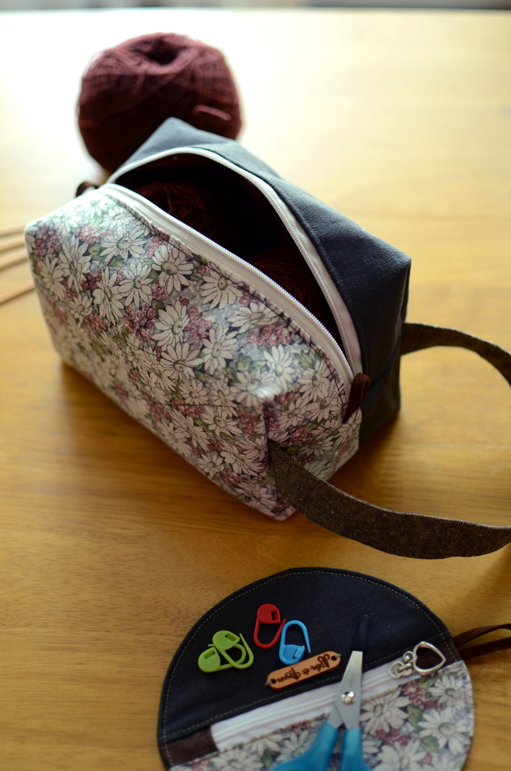 Flower power! Kntting proejct bag with carry handle