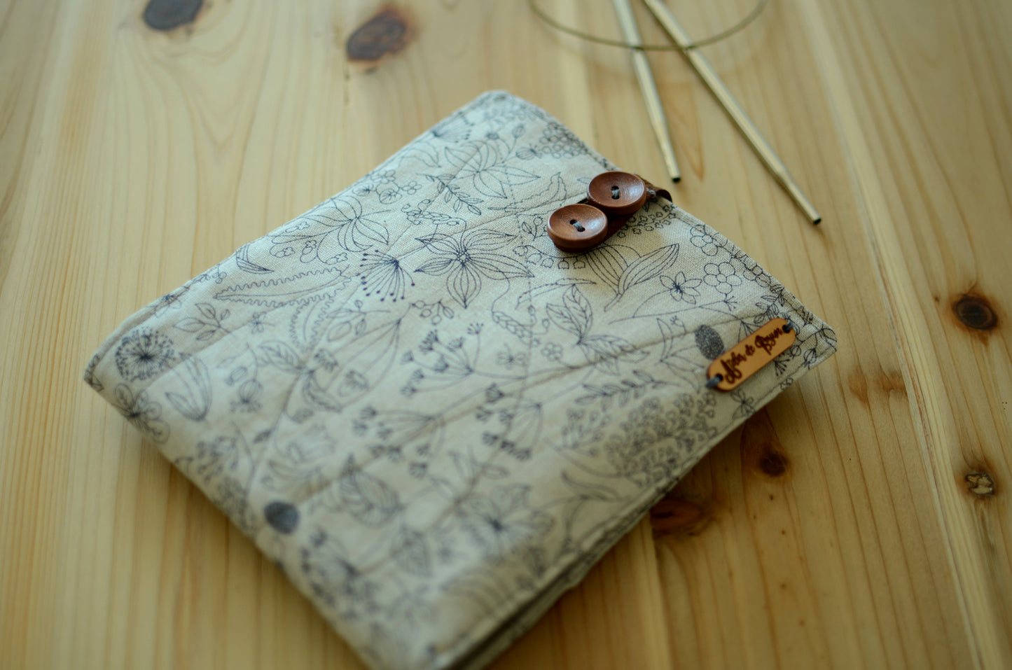 knitting needle storage for interchangeable needle set/ print on linen