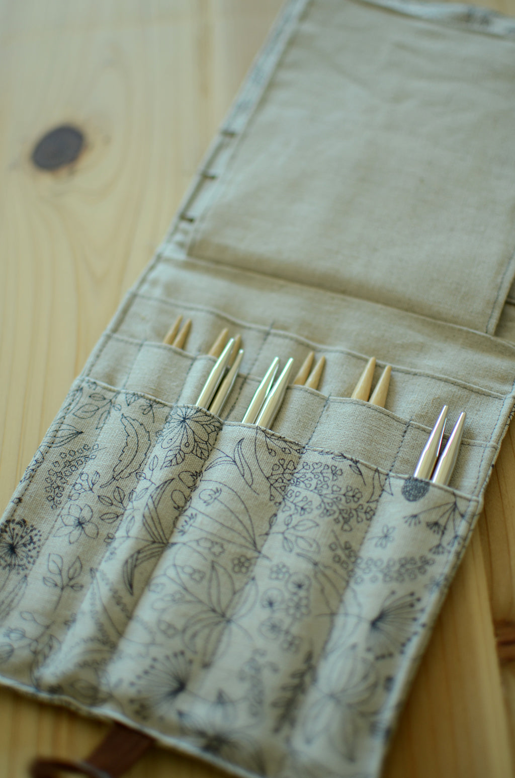 knitting needle storage for interchangeable needle set/ print on linen