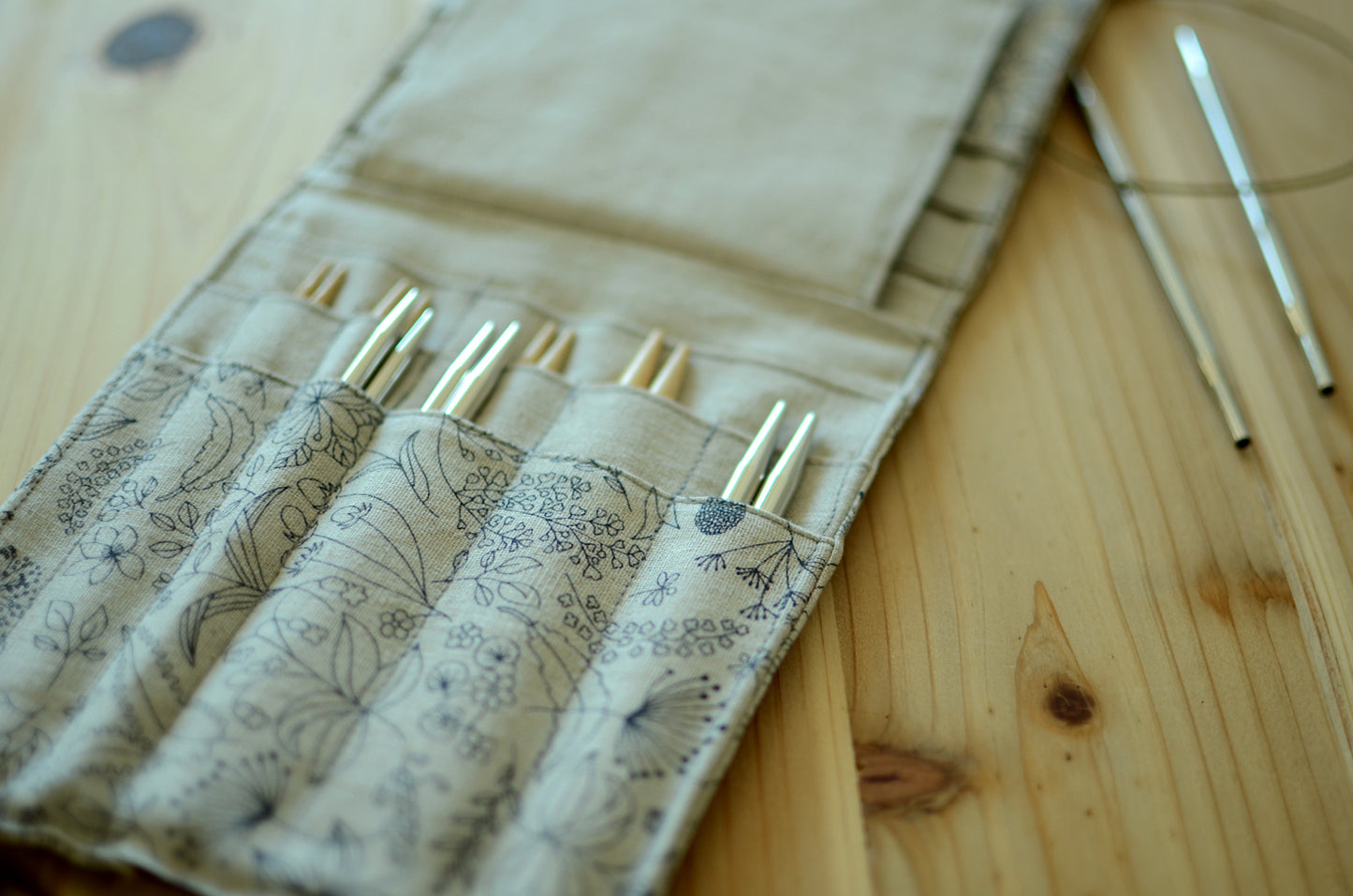 knitting needle storage for interchangeable needle set/ print on linen