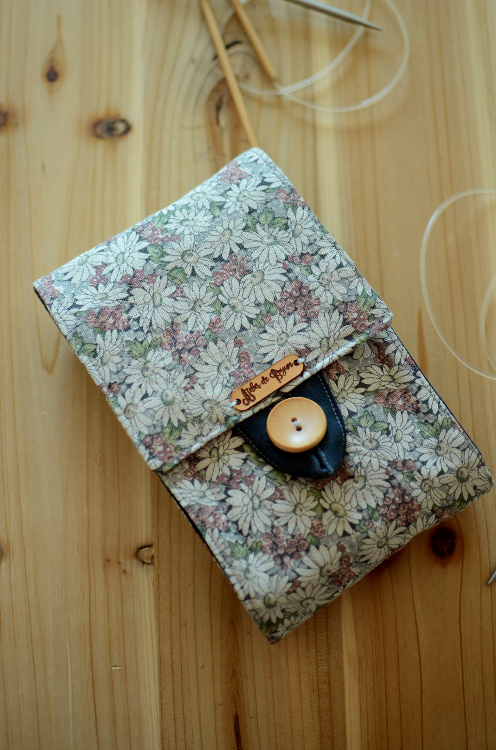 Circular knitting needle organizer