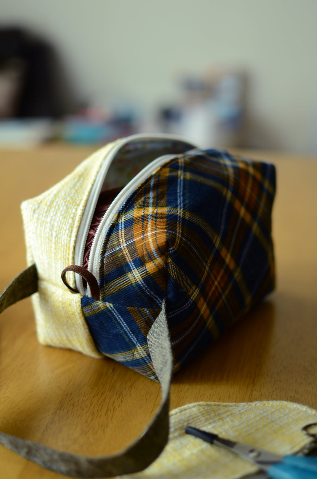 Sock knitting bag with handle