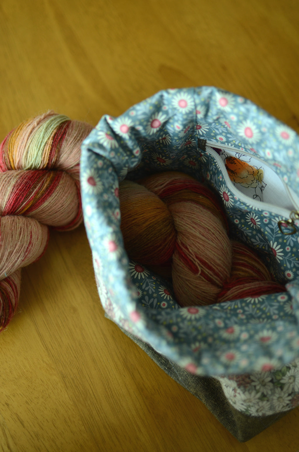 Project bag/ print on natural linen/ zipper pocket for accessories/ Print on Linen