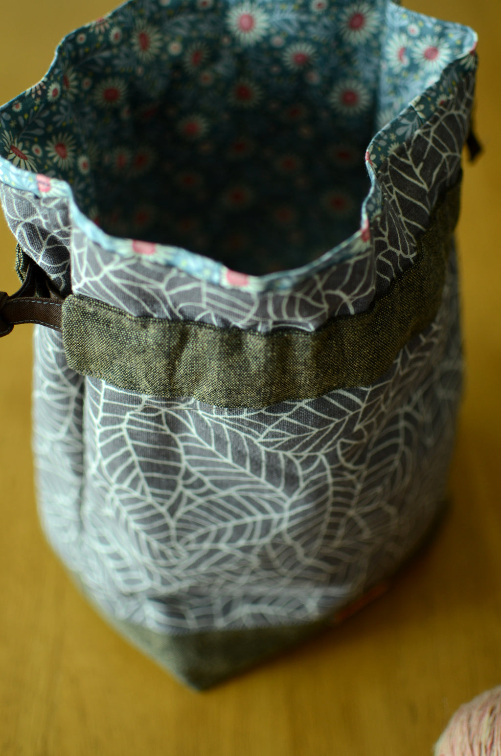 Project bag/ print on natural linen/ zipper pocket for accessories/ Grey leaves