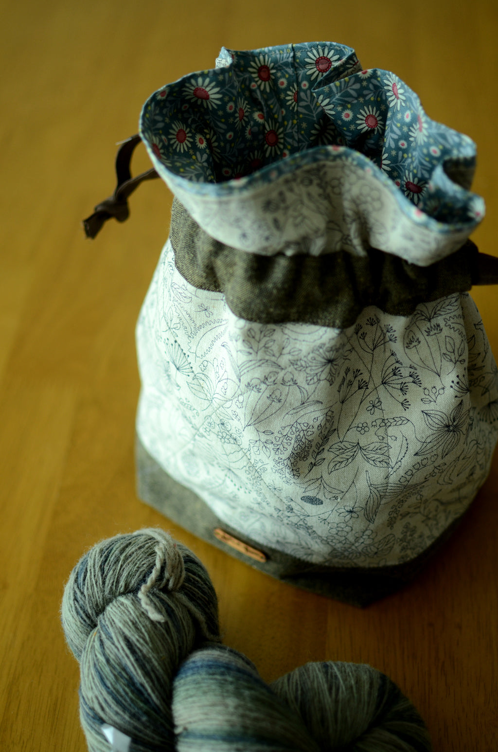 Project bag/ print on natural linen/ zipper pocket for accessories/ Print on Linen