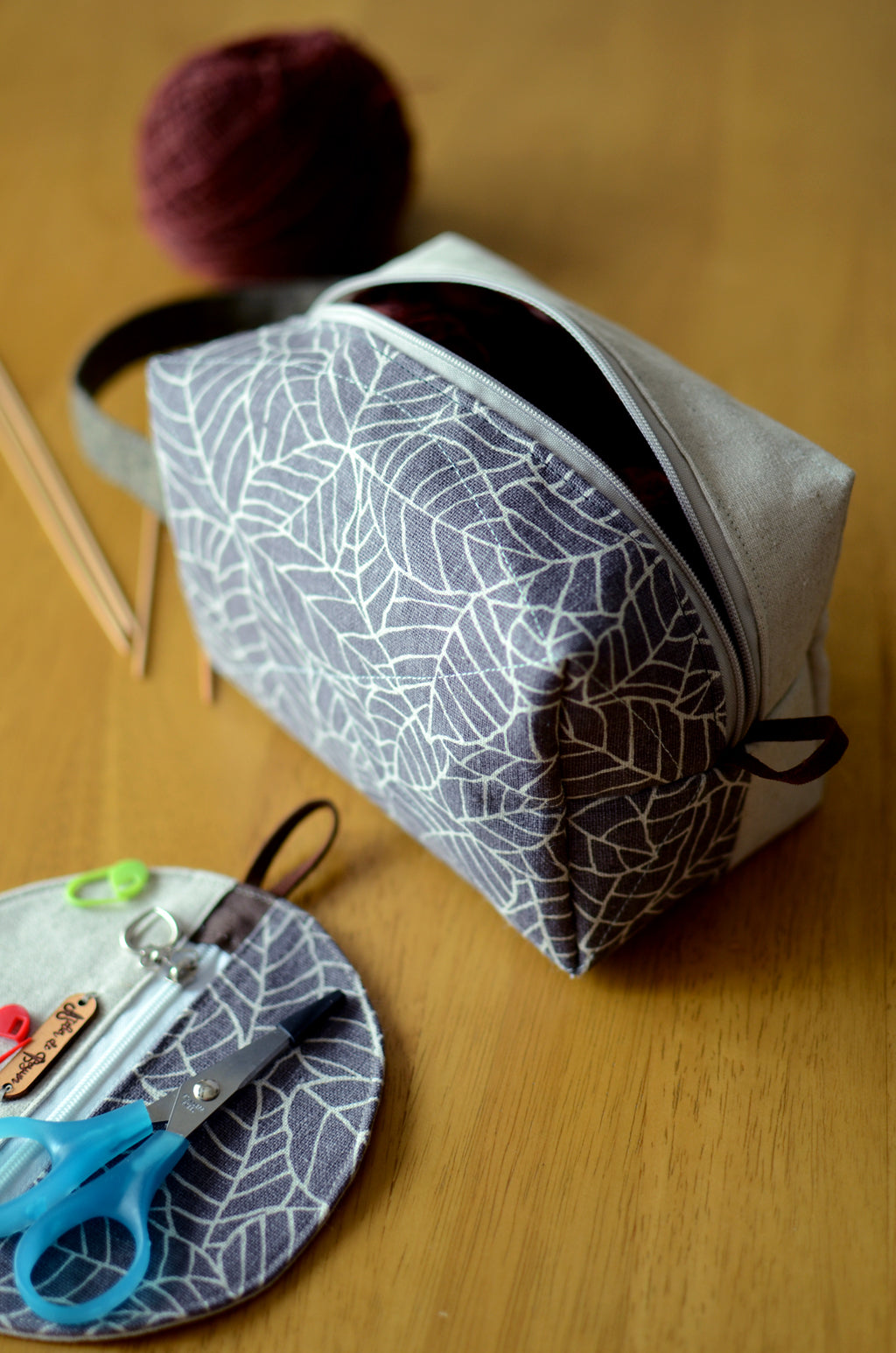 Project bag with carrying handle/ zipper box style