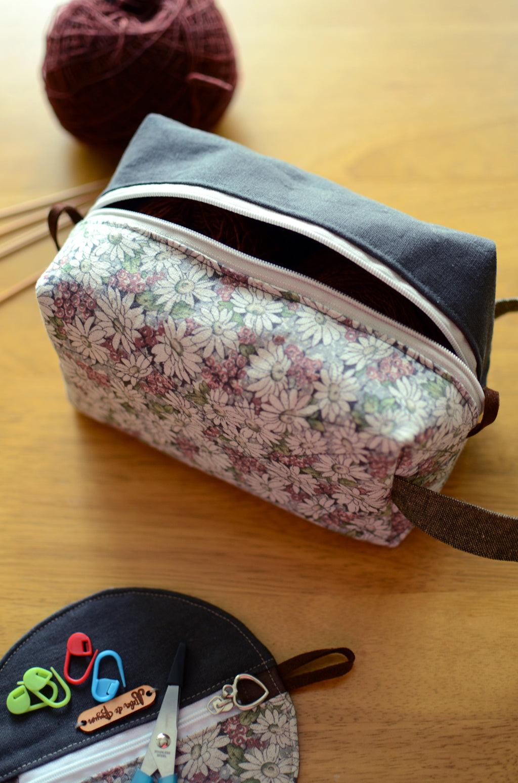Flower power! Kntting proejct bag with carry handle