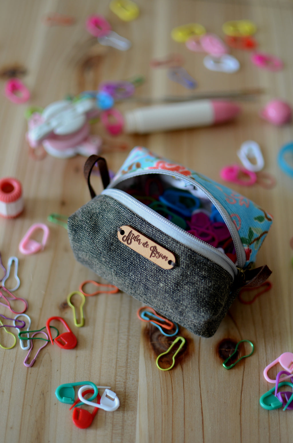 Stitch marker holder/ notion mini box pouch with zipper closure