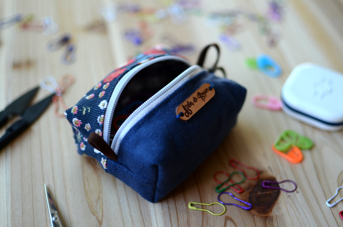 Perfect stitch marker/ progress keeper/ mini scissors pouch / Blue Floral