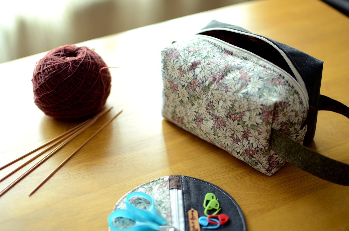 Flower power! Kntting proejct bag with carry handle