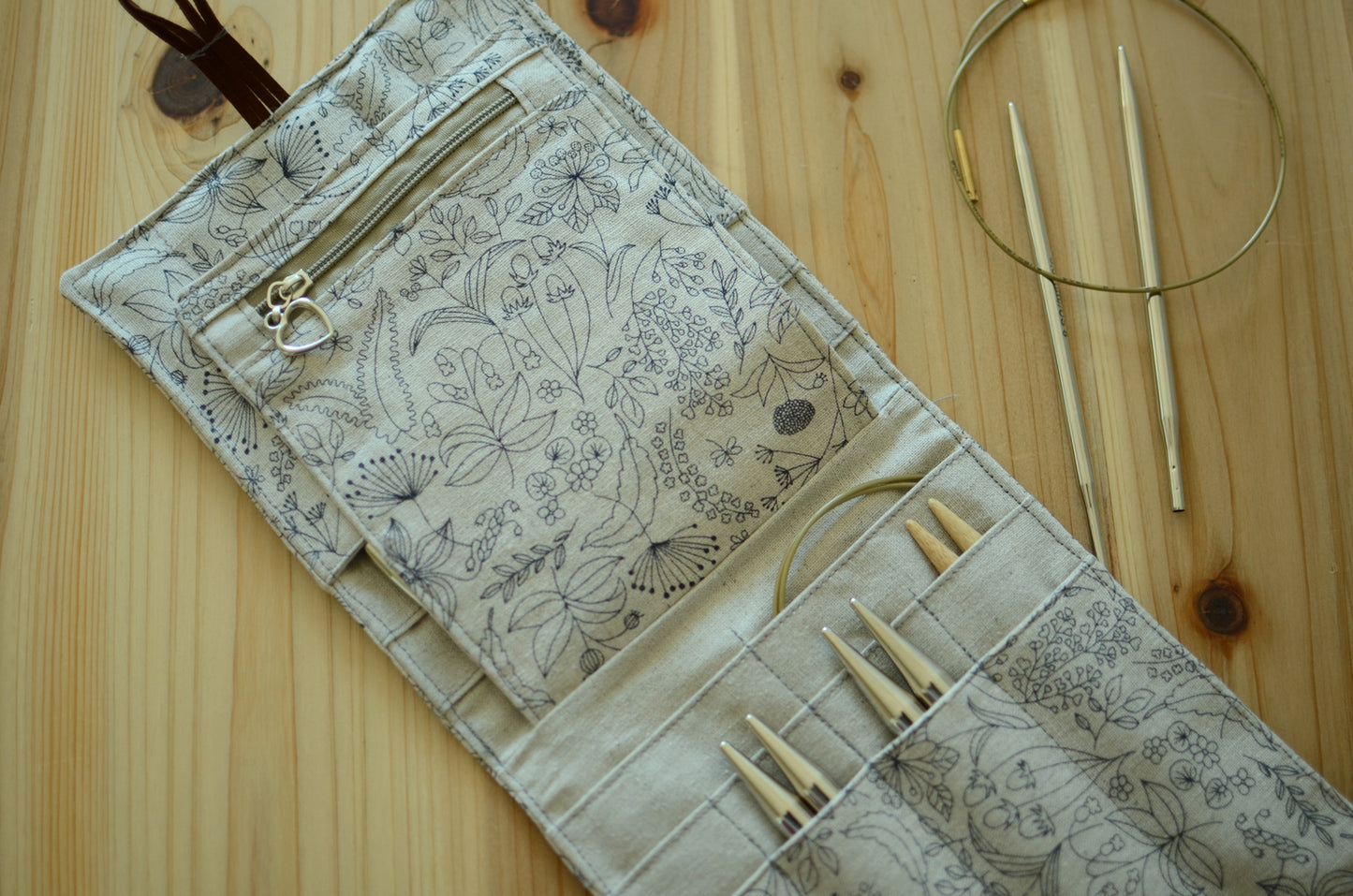 knitting needle storage for interchangeable needle set/ print on linen