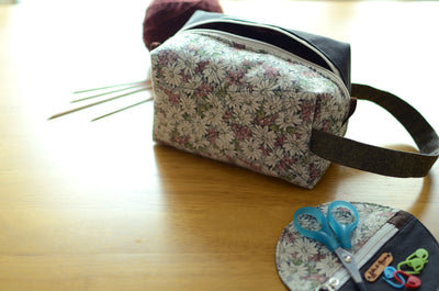 Flower power! Kntting proejct bag with carry handle