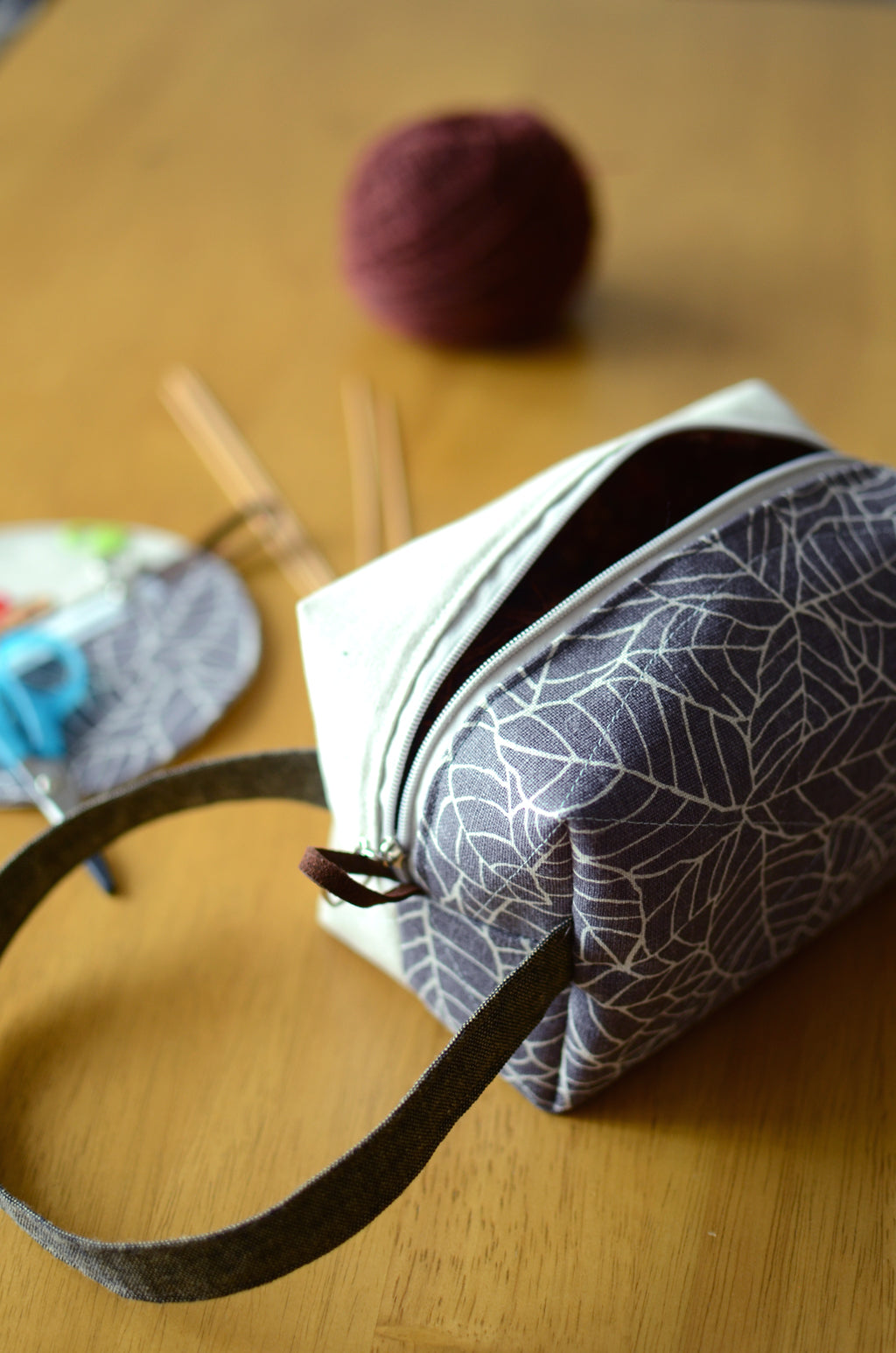 Project bag with carrying handle/ zipper box style