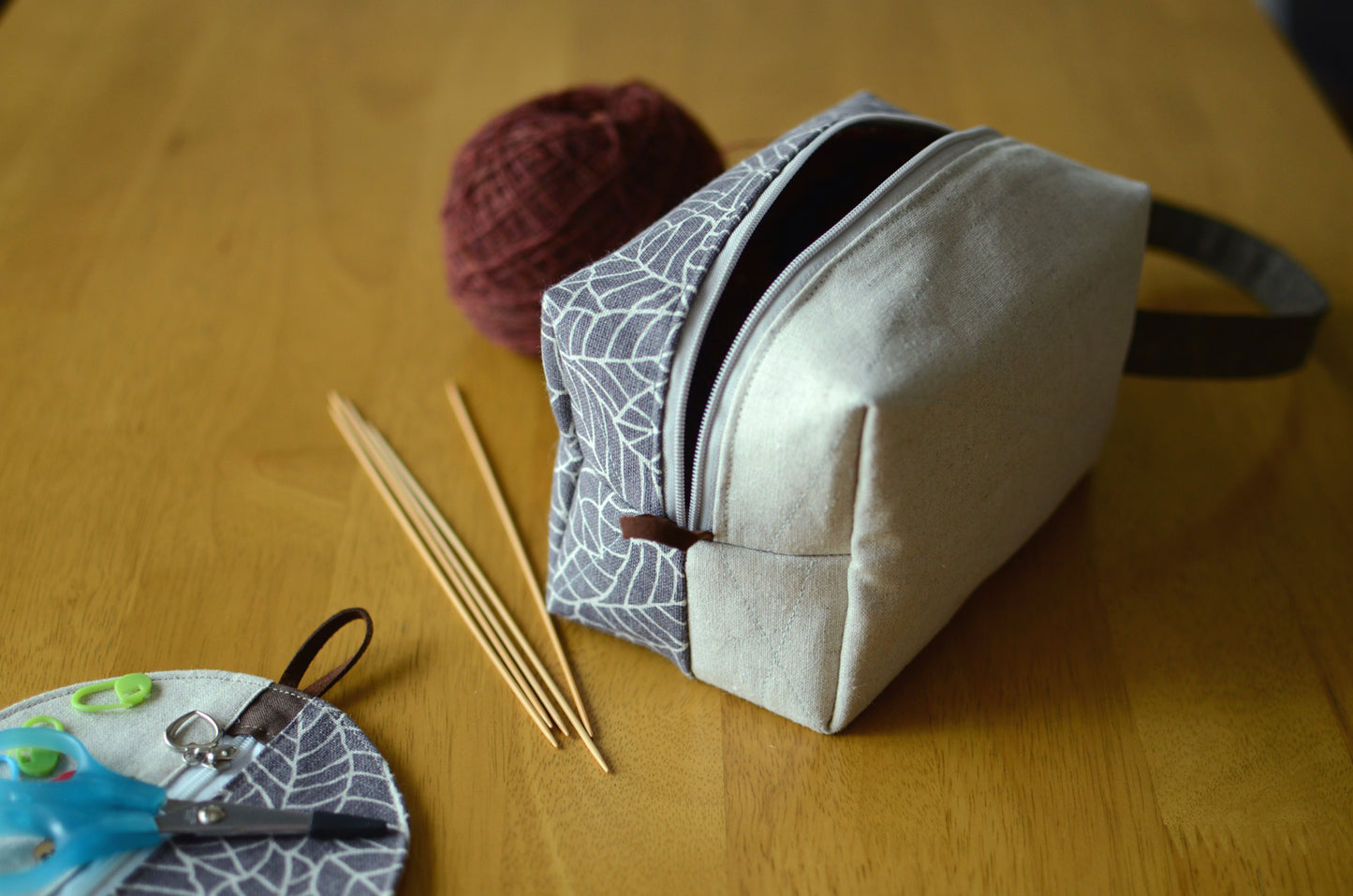 Project bag with carrying handle/ zipper box style