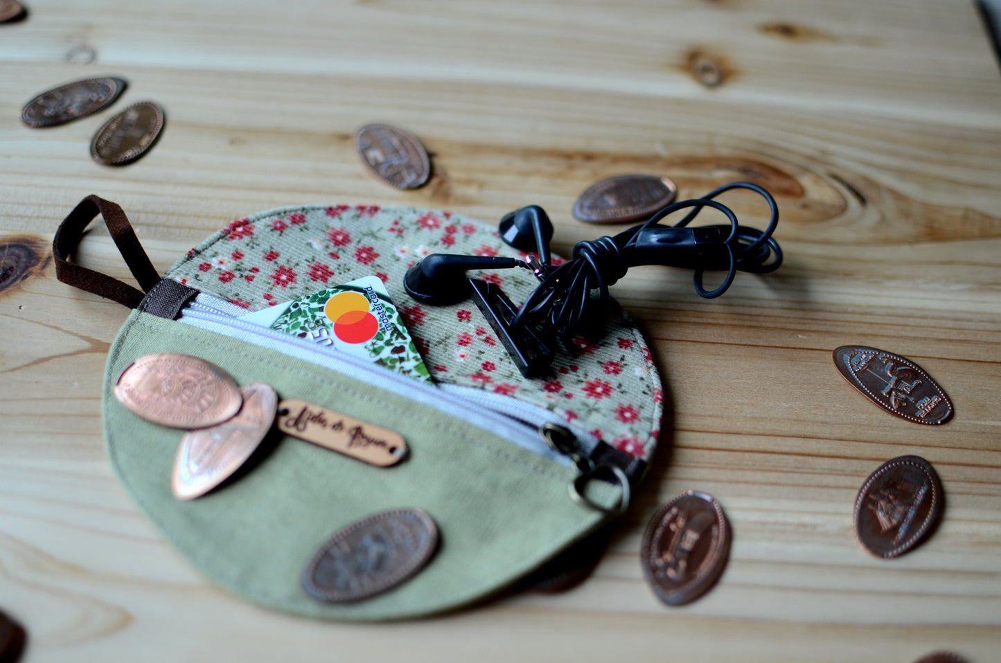 Unique zipper wallets: great for coins, earphones, credit cards and toiletries