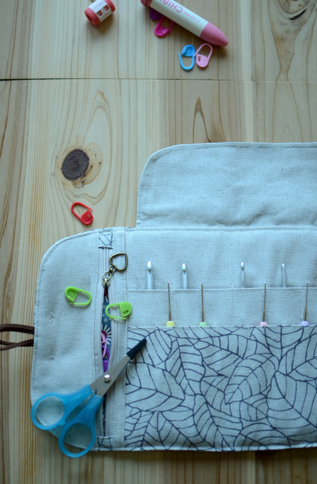 Crochet hook rollup in natural linen with a notion pocket - Atelier de Soyun