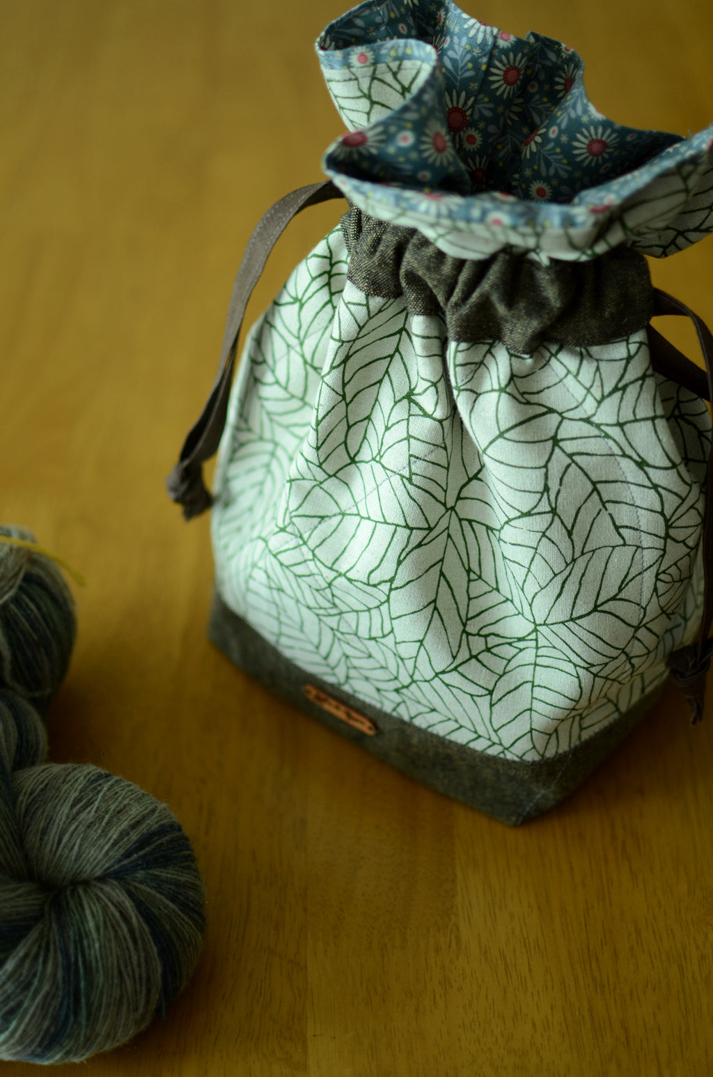 Project bag/ print on natural linen/ zipper pocket for accessories/ Green leaves