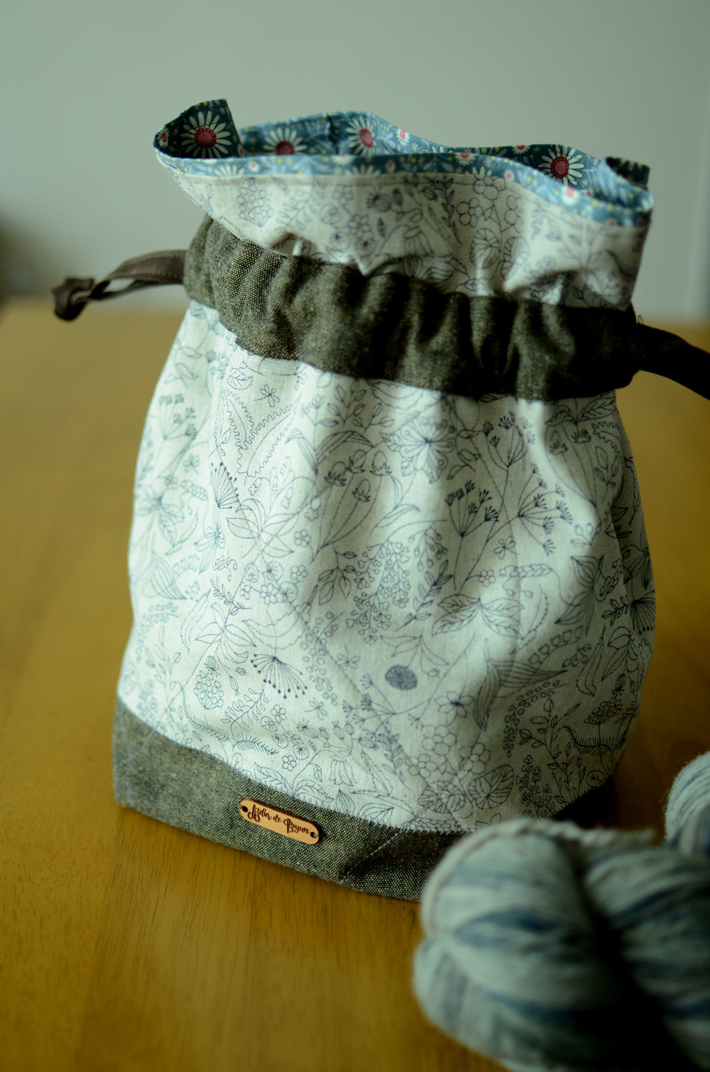 Project bag/ print on natural linen/ zipper pocket for accessories/ Print on Linen