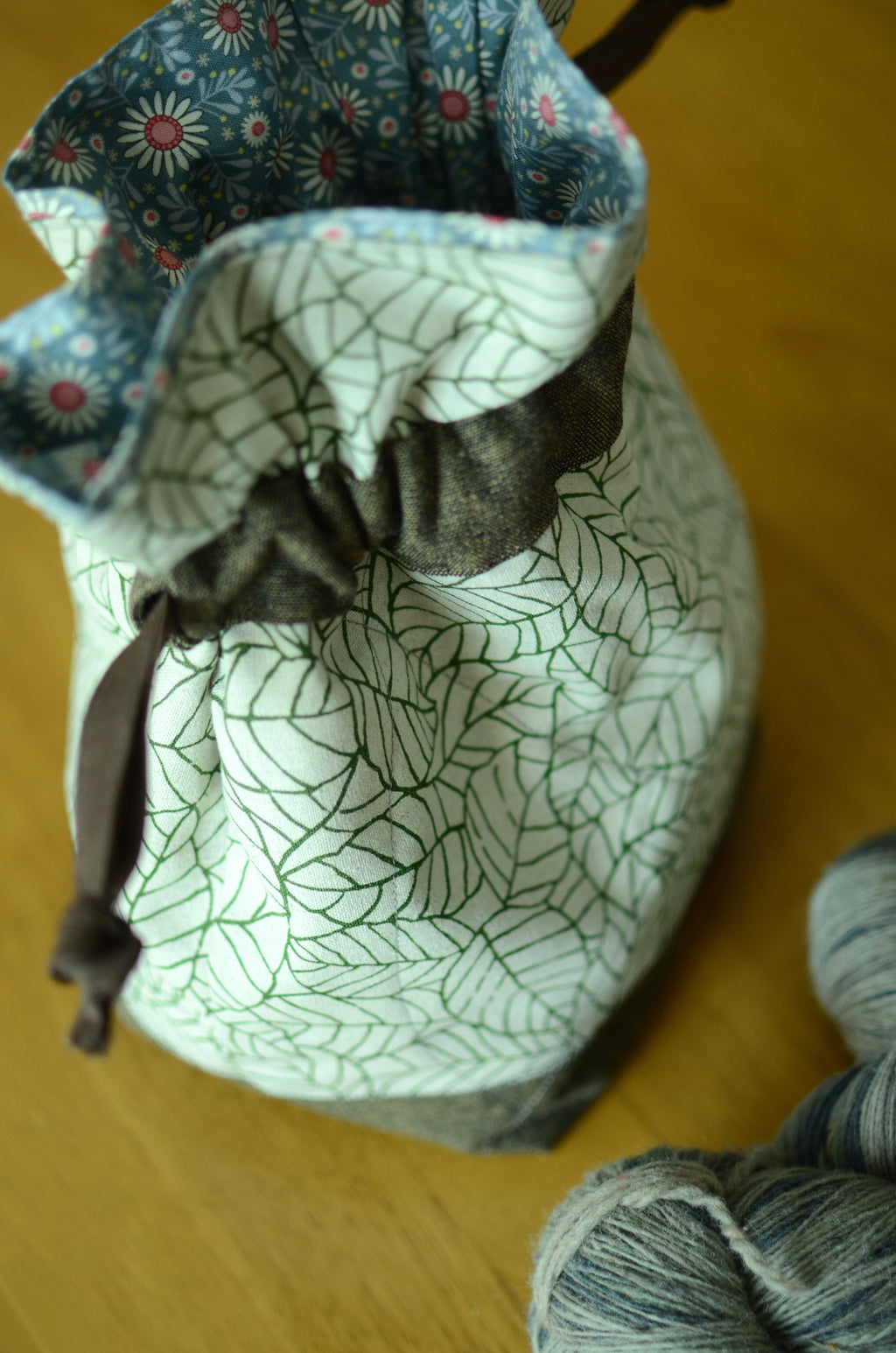 Project bag/ print on natural linen/ zipper pocket for accessories/ Green leaves