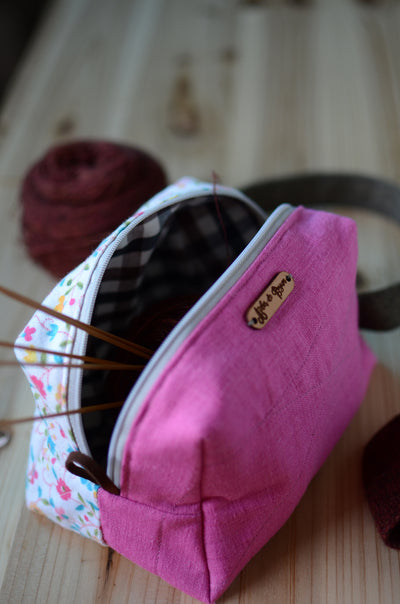 Small project bag for easy travel knitting/ magenta