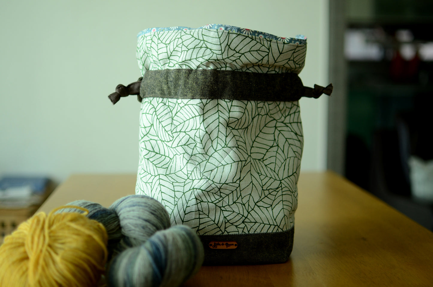 Project bag/ print on natural linen/ zipper pocket for accessories/ Green leaves