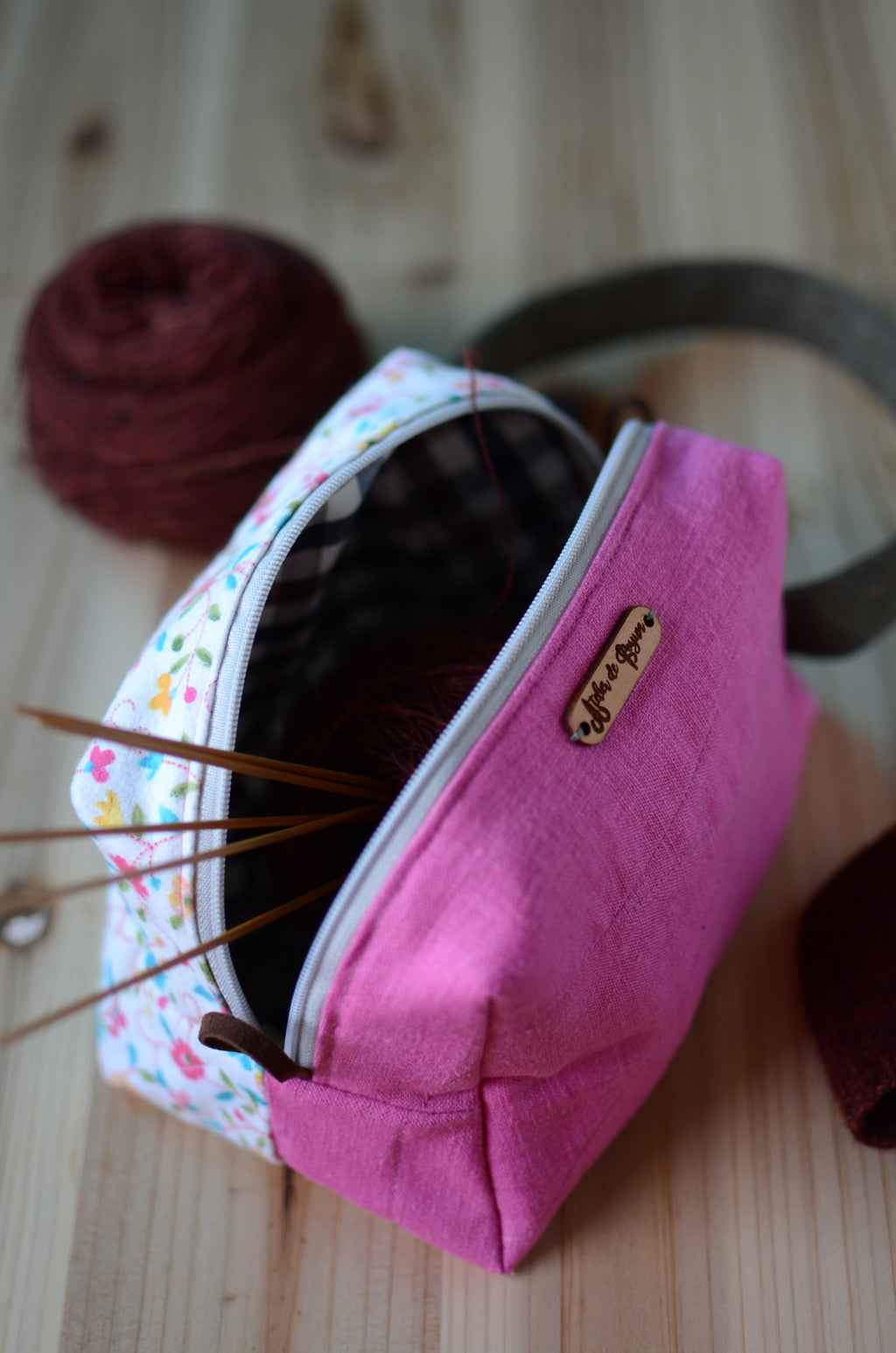 Small project bag for easy travel knitting/ magenta