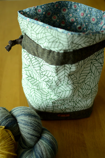 Project bag/ print on natural linen/ zipper pocket for accessories/ Green leaves