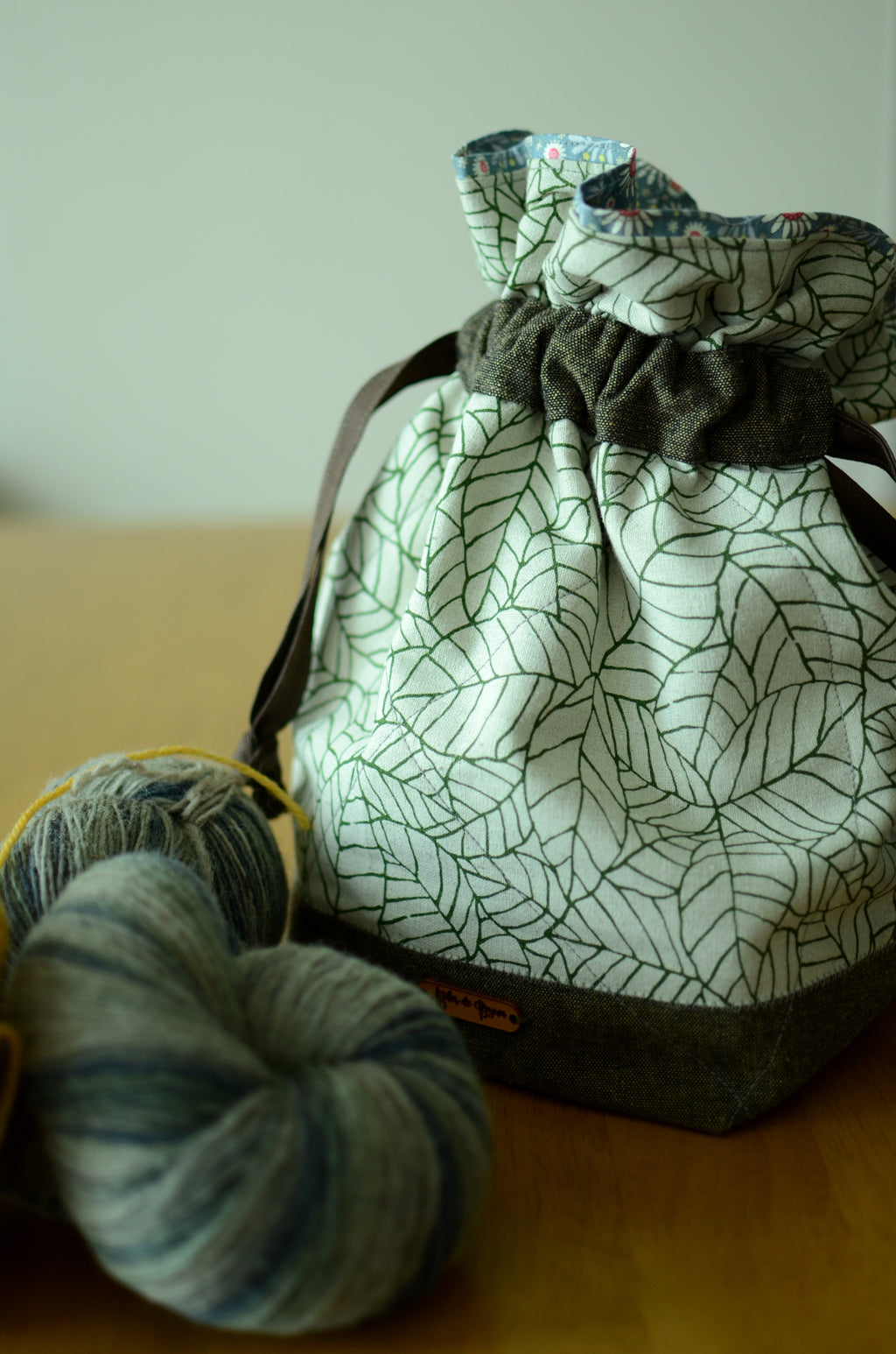 Project bag/ print on natural linen/ zipper pocket for accessories/ Green leaves