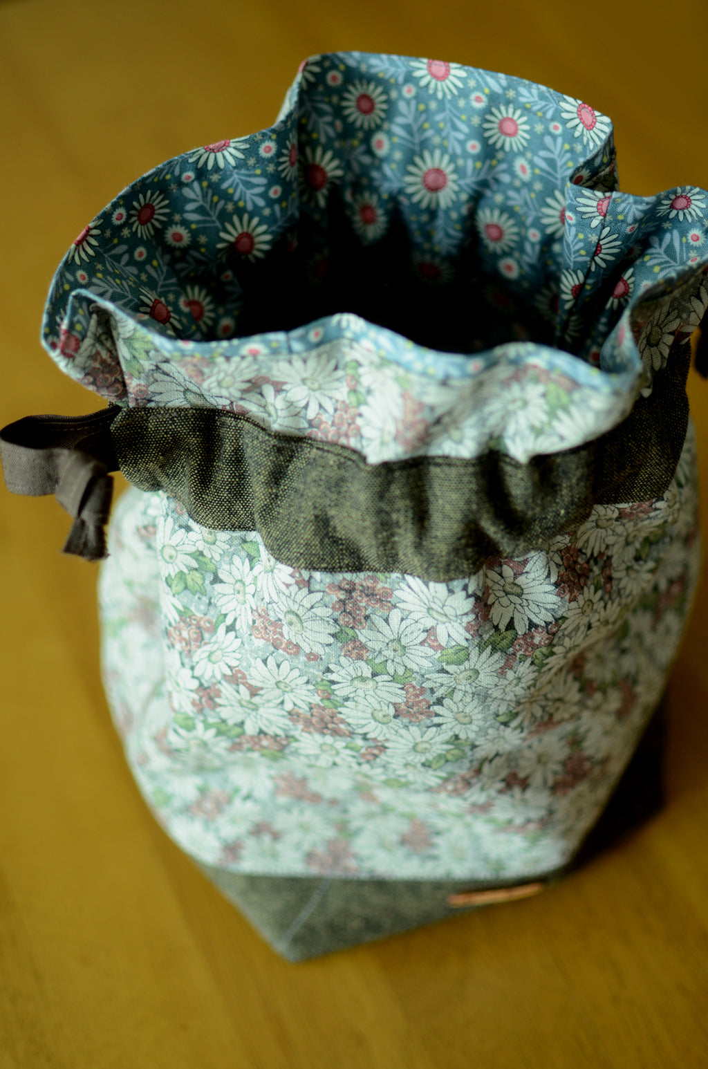 Project bag/ print on natural linen/ zipper pocket for accessories/ Linen Flower