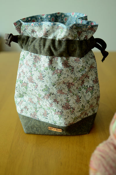 Project bag/ print on natural linen/ zipper pocket for accessories/ Linen Flower