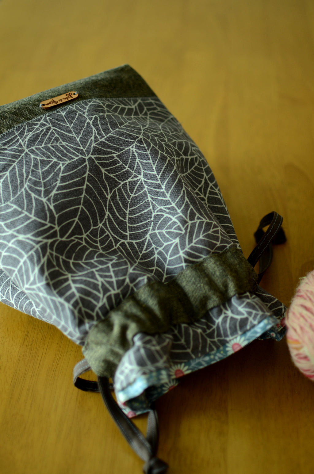 Project bag/ print on natural linen/ zipper pocket for accessories/ Grey leaves