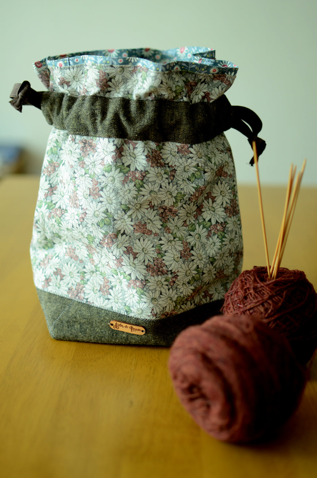 Project bag/ print on natural linen/ zipper pocket for accessories/ Linen Flower