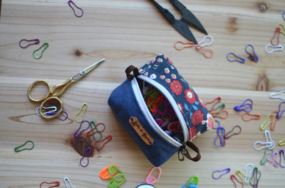 Perfect stitch marker/ progress keeper/ mini scissors pouch / Blue Floral
