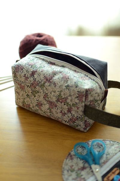 Flower power! Kntting proejct bag with carry handle