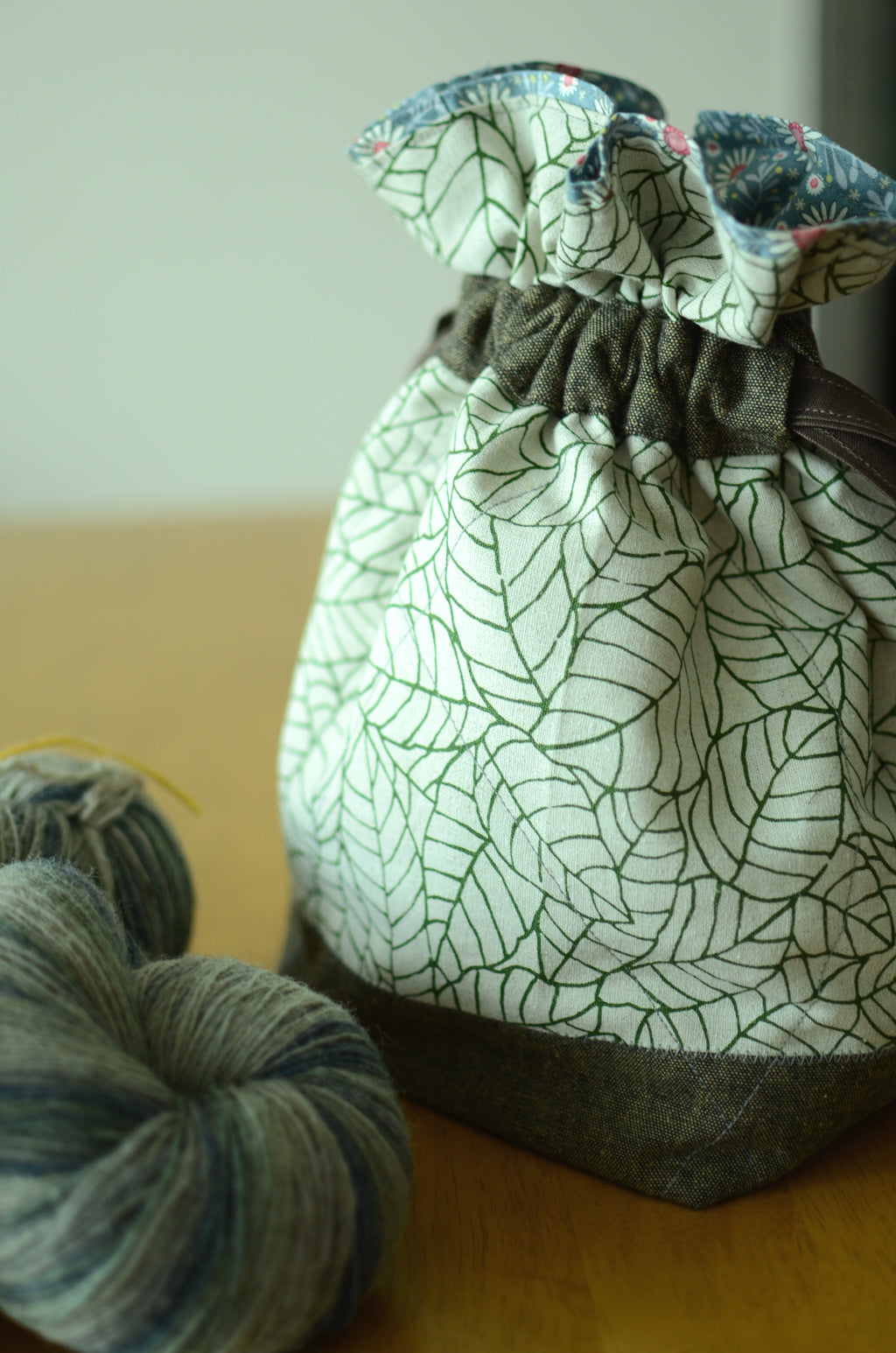 Project bag/ print on natural linen/ zipper pocket for accessories/ Green leaves