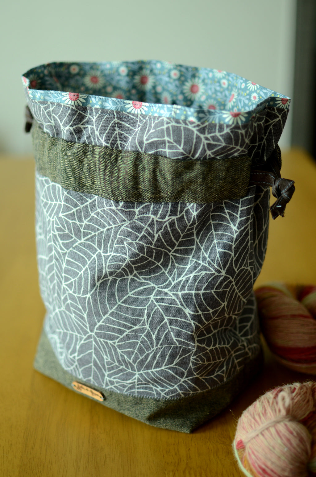 Project bag/ print on natural linen/ zipper pocket for accessories/ Grey leaves