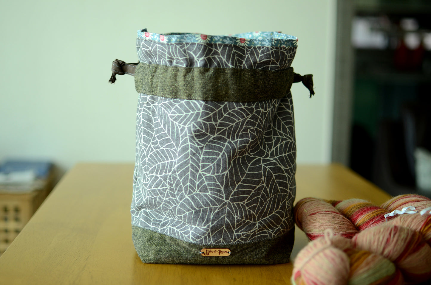 Project bag/ print on natural linen/ zipper pocket for accessories/ Grey leaves