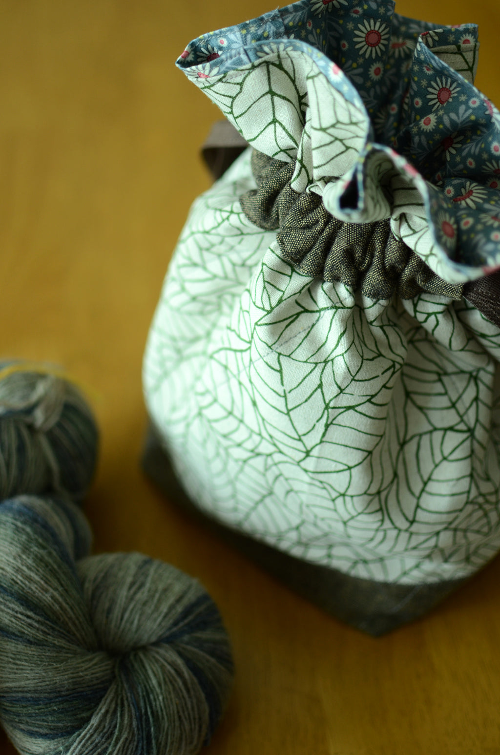 Project bag/ print on natural linen/ zipper pocket for accessories/ Green leaves