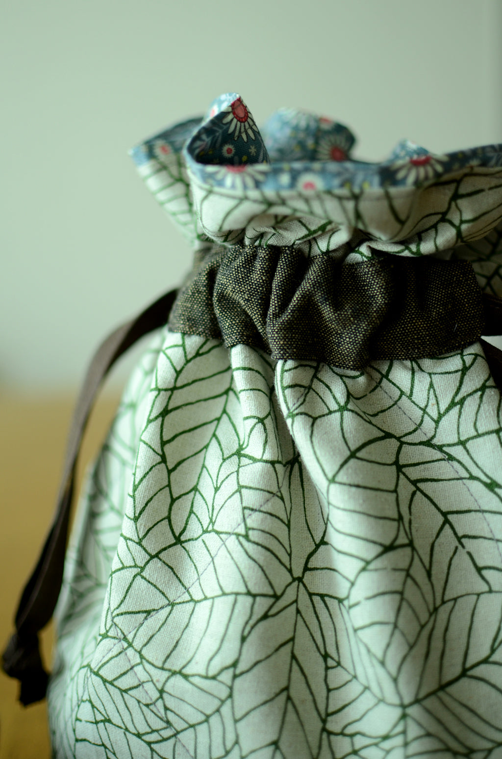 Project bag/ print on natural linen/ zipper pocket for accessories/ Green leaves