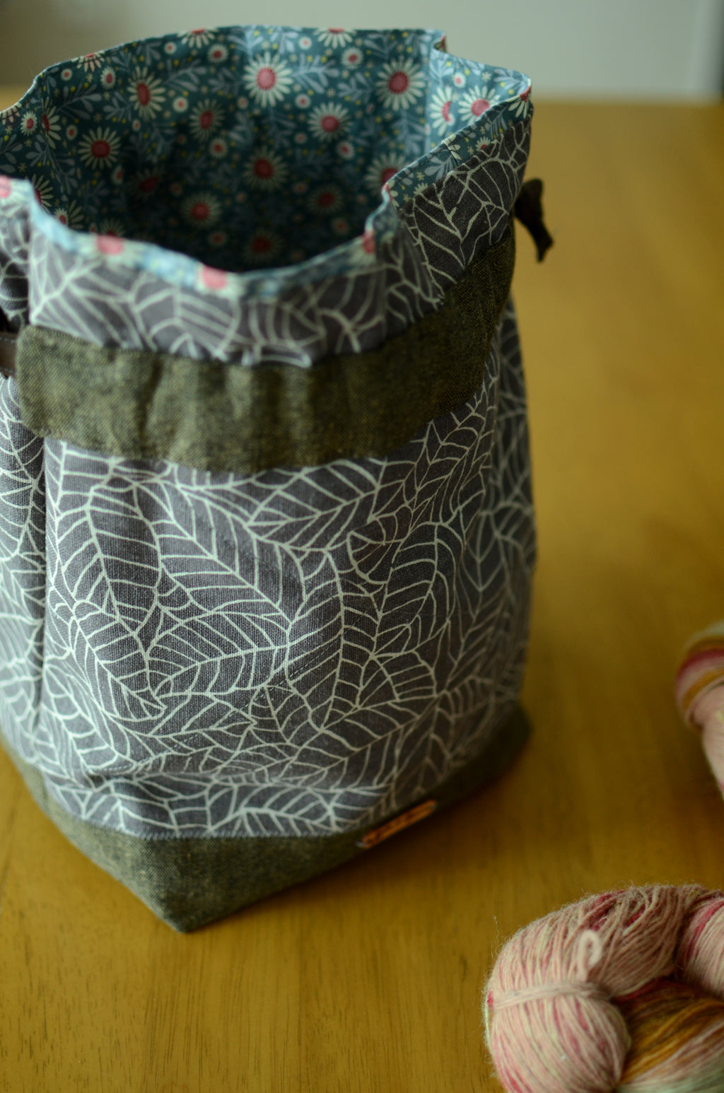 Project bag/ print on natural linen/ zipper pocket for accessories/ Grey leaves