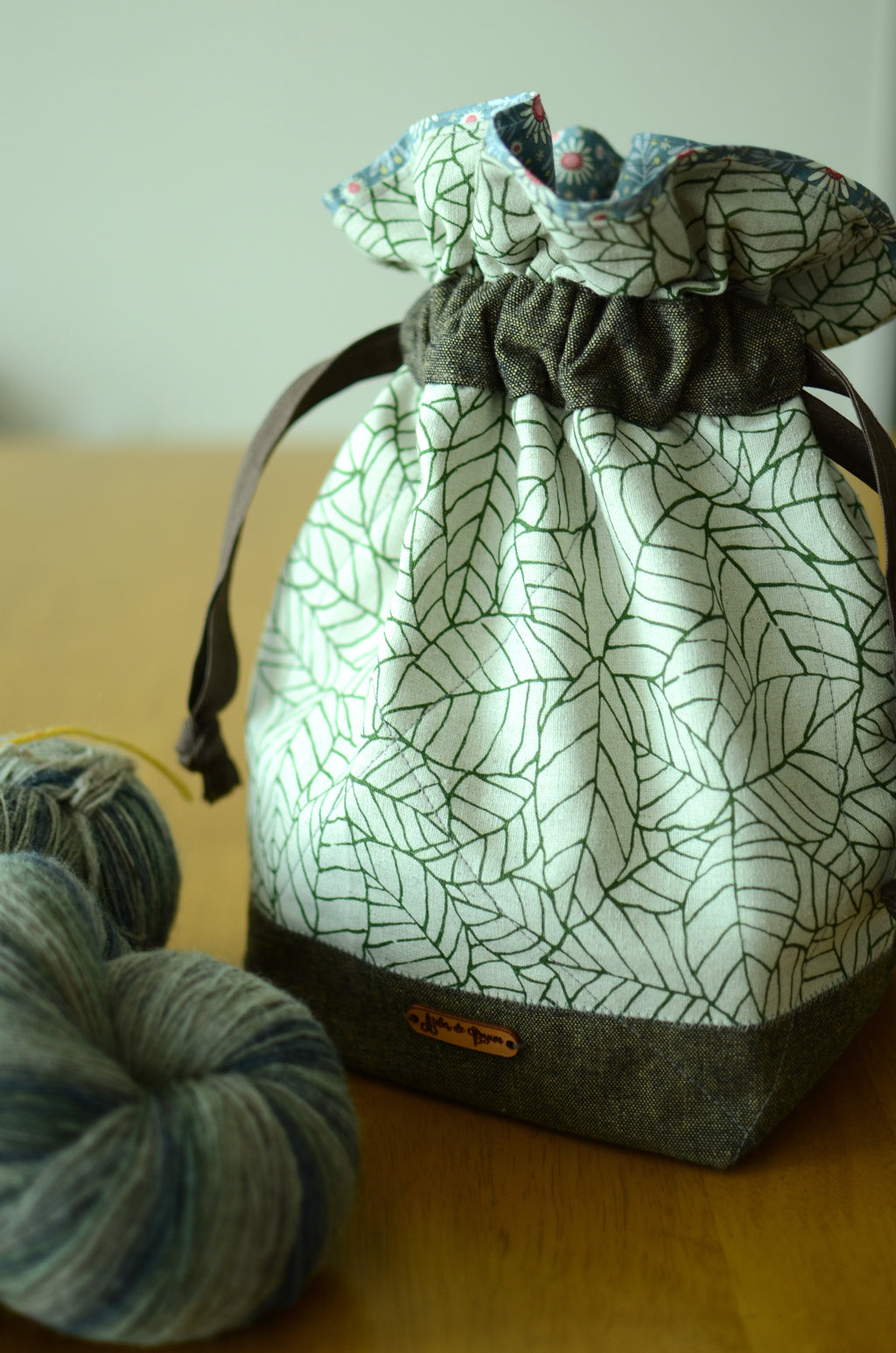 Project bag/ print on natural linen/ zipper pocket for accessories/ Green leaves