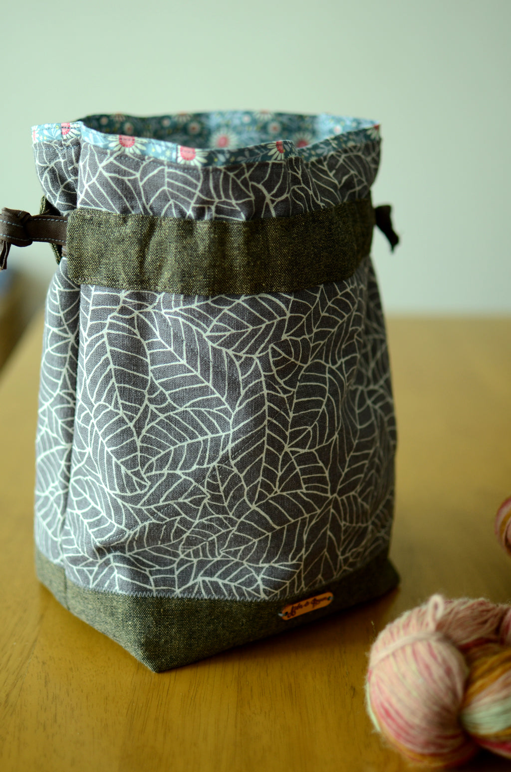 Project bag/ print on natural linen/ zipper pocket for accessories/ Grey leaves