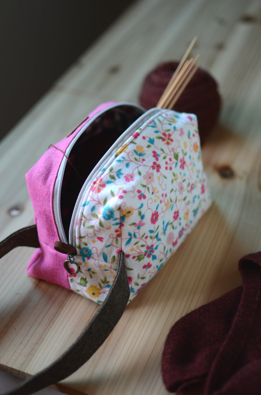 Small project bag for easy travel knitting/ magenta