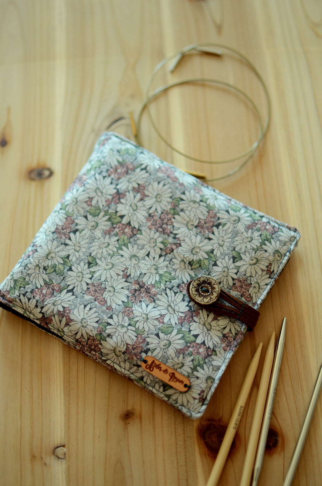 Interchangeable knitting needle case for more than a full set/ big knitting needle storage/ print on natrual linen