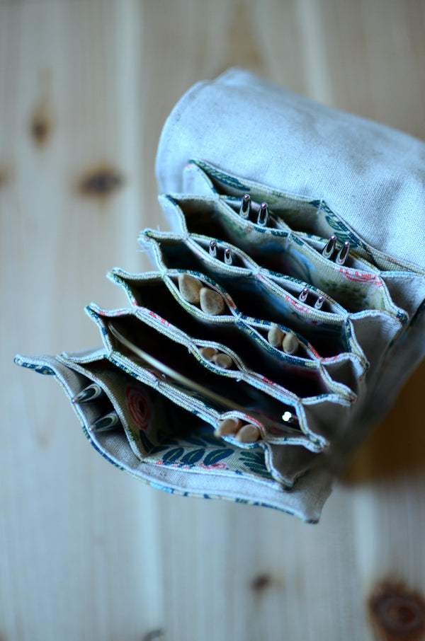 Interchangeable knitting needle storage with a zipper pocket Atelier