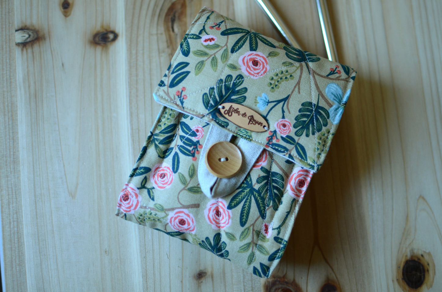 Interchangeable knitting needle storage with a zipper pocket